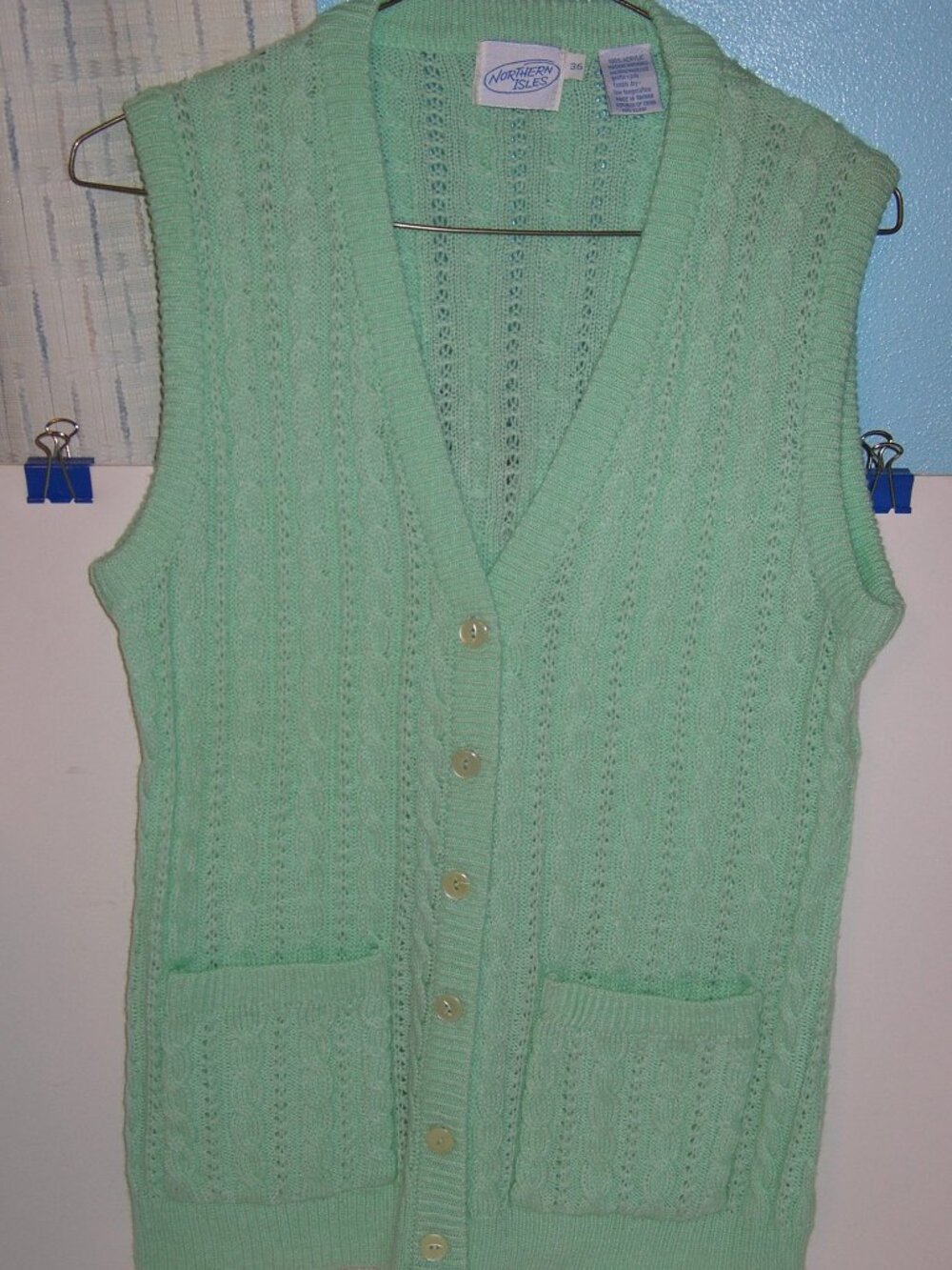 Women's Northern Isles V-Neck Button Sweater Vest Light Green Size 36 NEW 74